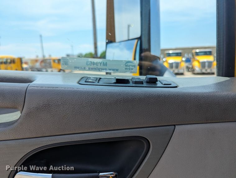 image for item MY9463 2019 Peterbilt 579  semi truck