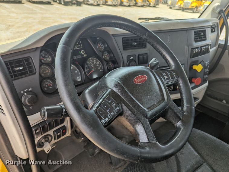 image for item MY9463 2019 Peterbilt 579  semi truck