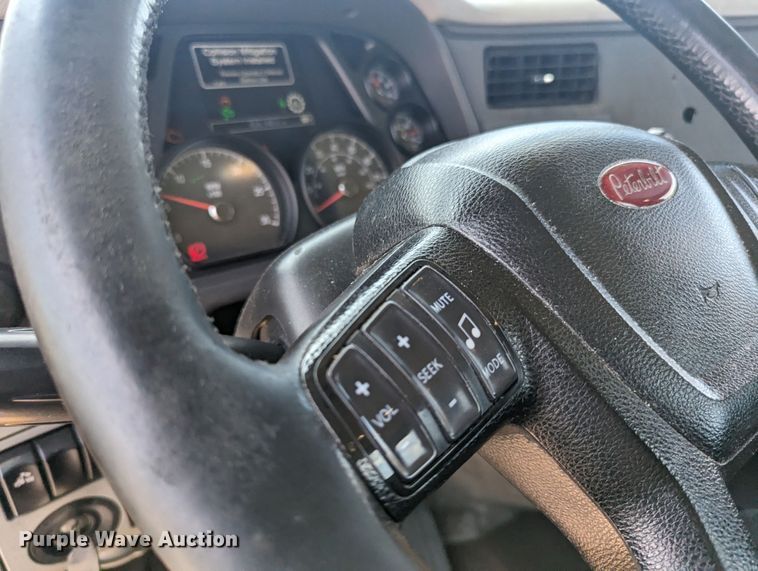 image for item MY9463 2019 Peterbilt 579  semi truck