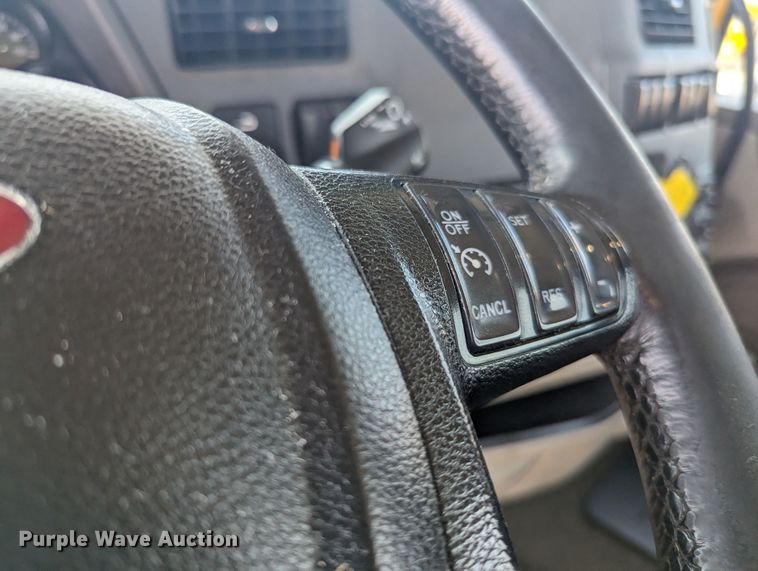 image for item MY9463 2019 Peterbilt 579  semi truck