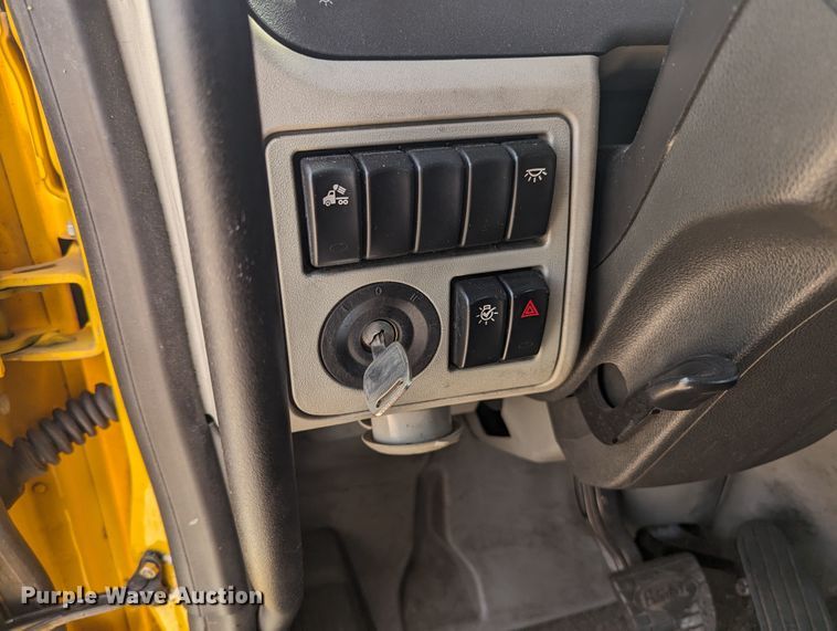 image for item MY9463 2019 Peterbilt 579  semi truck