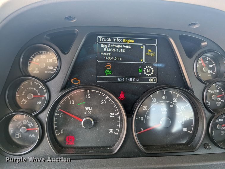 image for item MY9463 2019 Peterbilt 579  semi truck