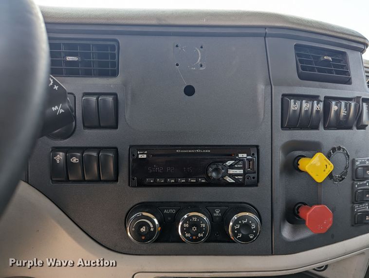 image for item MY9463 2019 Peterbilt 579  semi truck