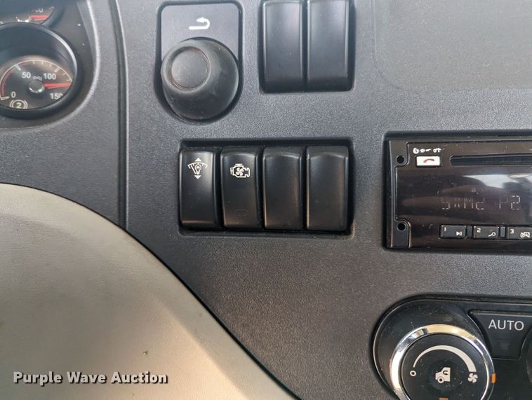 image for item MY9463 2019 Peterbilt 579  semi truck