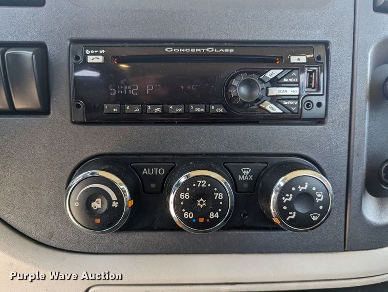 image for item MY9463 2019 Peterbilt 579  semi truck