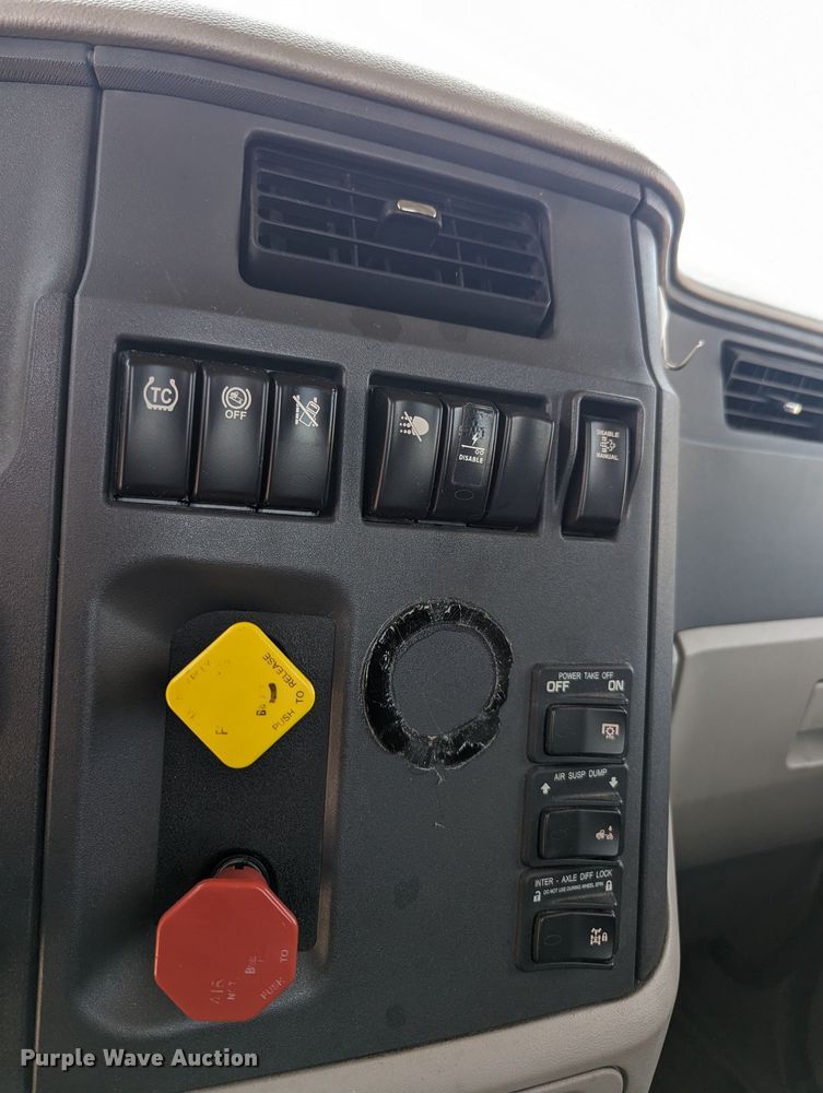 image for item MY9463 2019 Peterbilt 579  semi truck