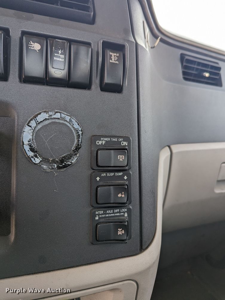 image for item MY9463 2019 Peterbilt 579  semi truck