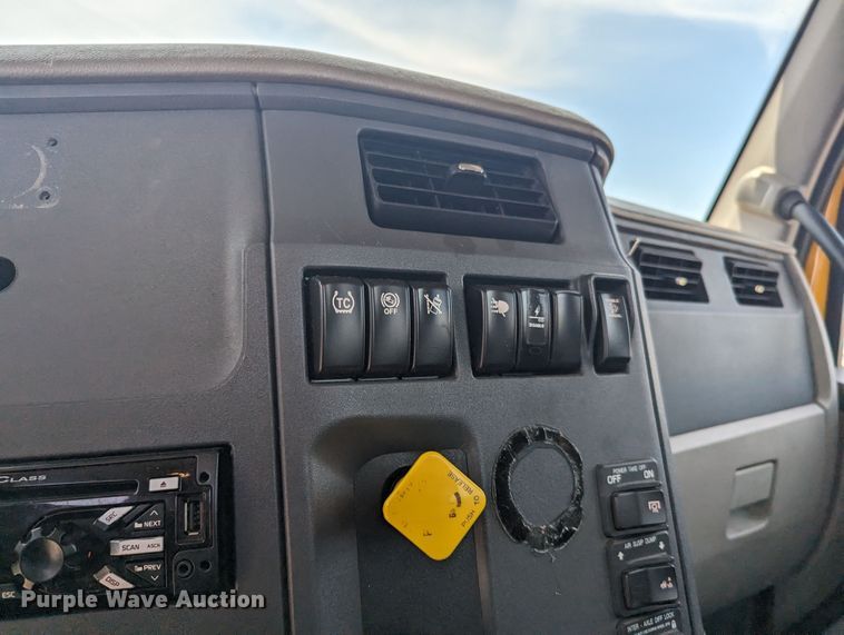 image for item MY9463 2019 Peterbilt 579  semi truck