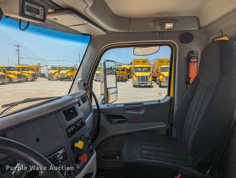 image for item MY9463 2019 Peterbilt 579  semi truck