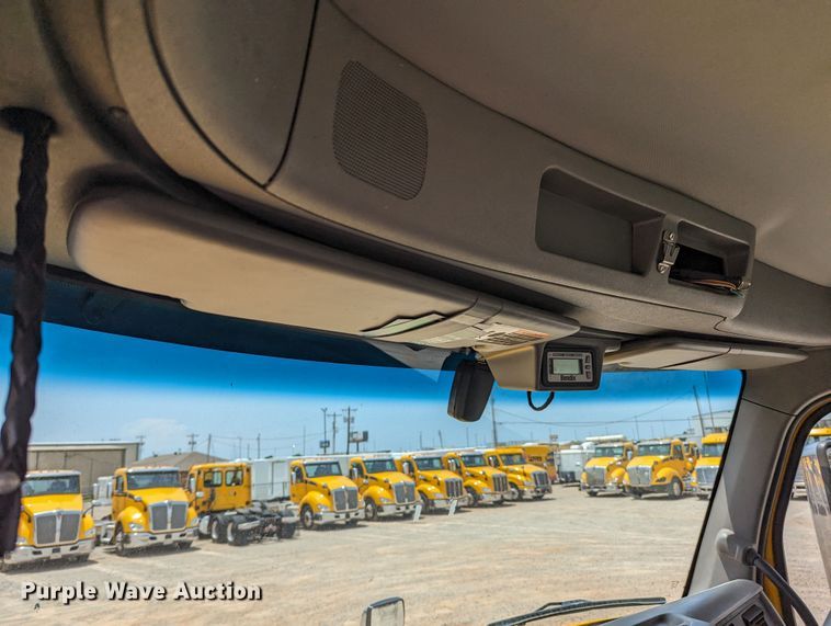 image for item MY9463 2019 Peterbilt 579  semi truck