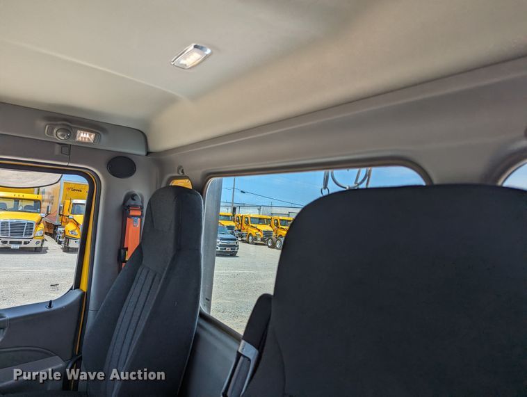 image for item MY9463 2019 Peterbilt 579  semi truck