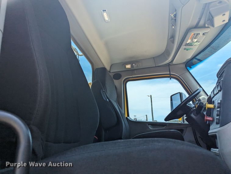 image for item MY9463 2019 Peterbilt 579  semi truck