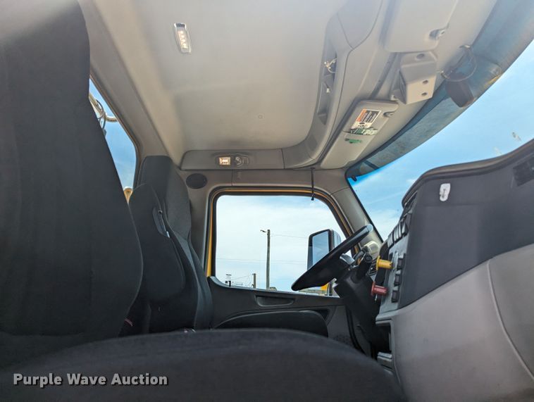 image for item MY9463 2019 Peterbilt 579  semi truck