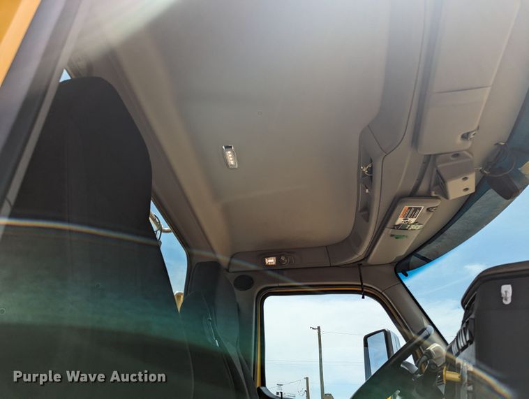 image for item MY9463 2019 Peterbilt 579  semi truck