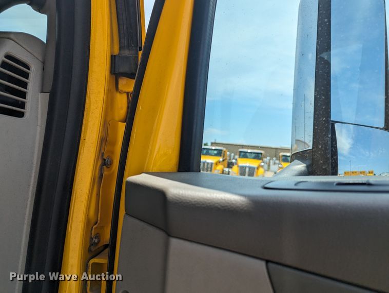 image for item MY9463 2019 Peterbilt 579  semi truck