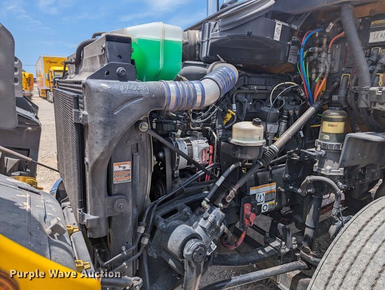 image for item MY9463 2019 Peterbilt 579  semi truck