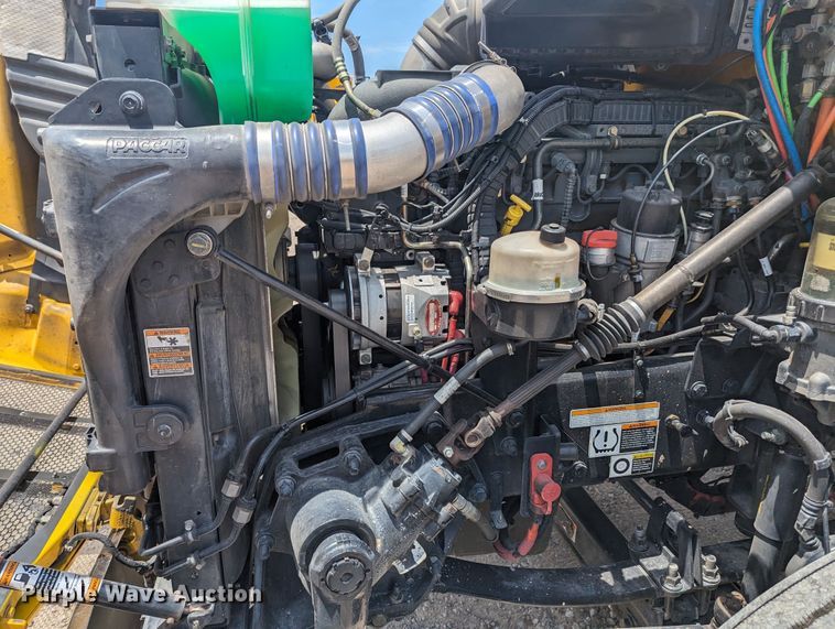 image for item MY9463 2019 Peterbilt 579  semi truck