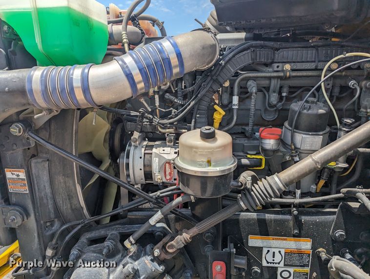 image for item MY9463 2019 Peterbilt 579  semi truck