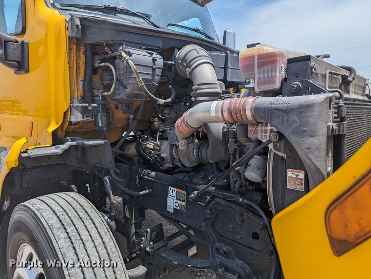 image for item MY9463 2019 Peterbilt 579  semi truck