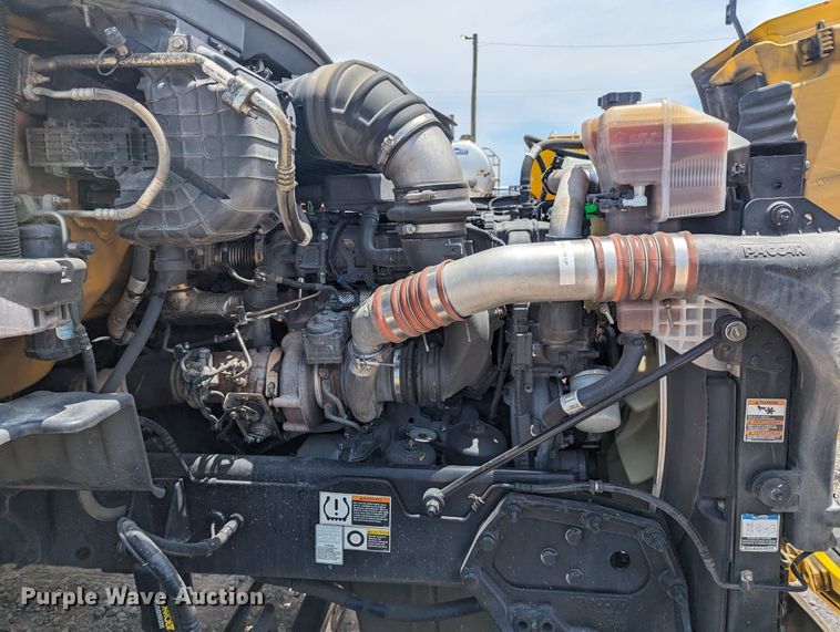 image for item MY9463 2019 Peterbilt 579  semi truck