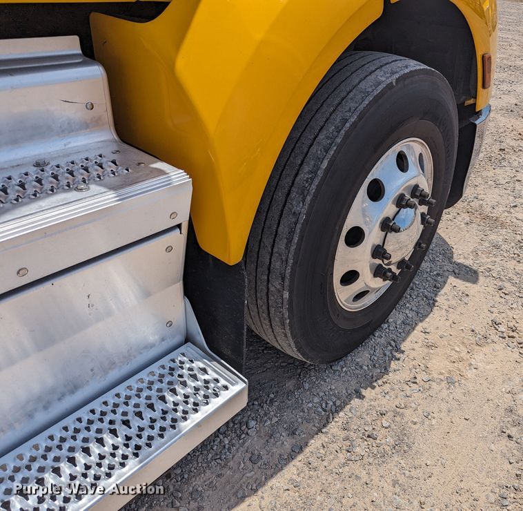 image for item MY9463 2019 Peterbilt 579  semi truck