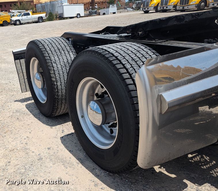 image for item MY9463 2019 Peterbilt 579  semi truck