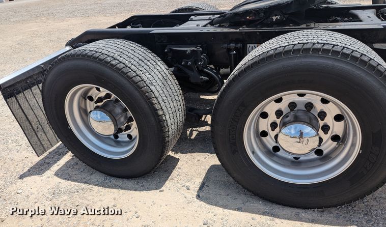 image for item MY9463 2019 Peterbilt 579  semi truck