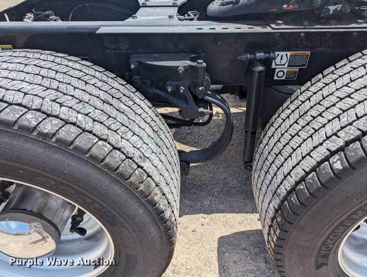 image for item MY9463 2019 Peterbilt 579  semi truck