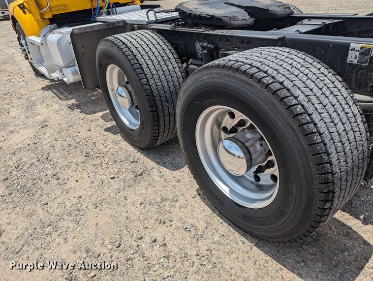 image for item MY9463 2019 Peterbilt 579  semi truck