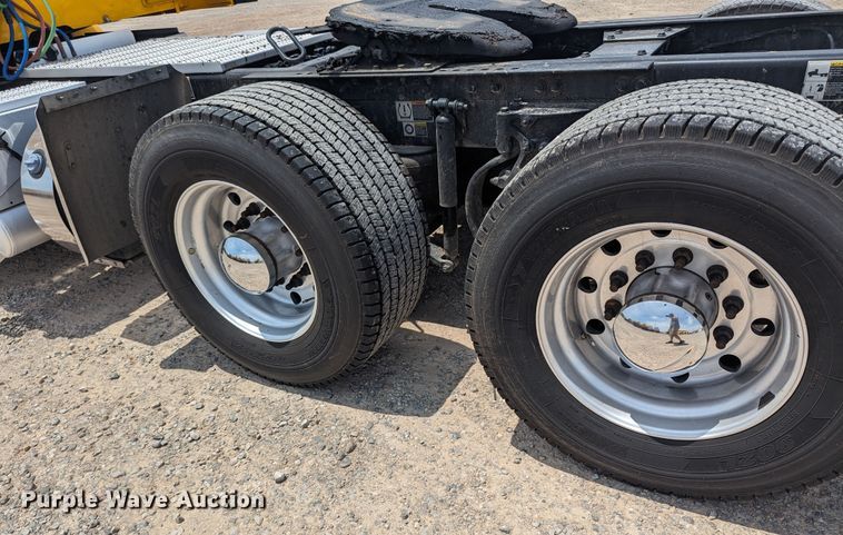 image for item MY9463 2019 Peterbilt 579  semi truck