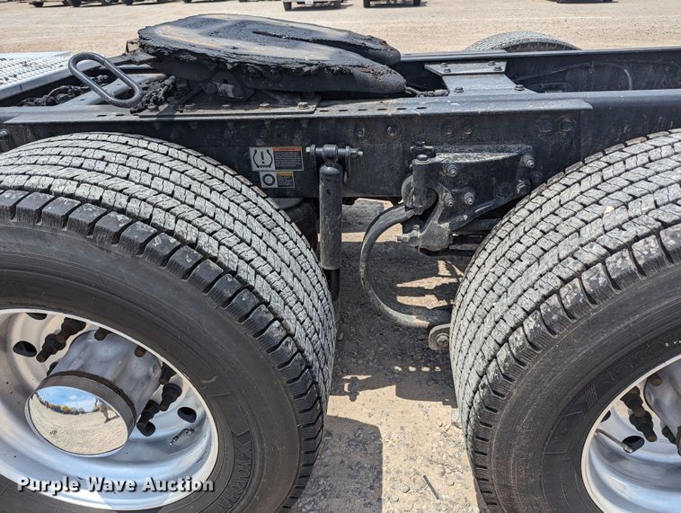 image for item MY9463 2019 Peterbilt 579  semi truck