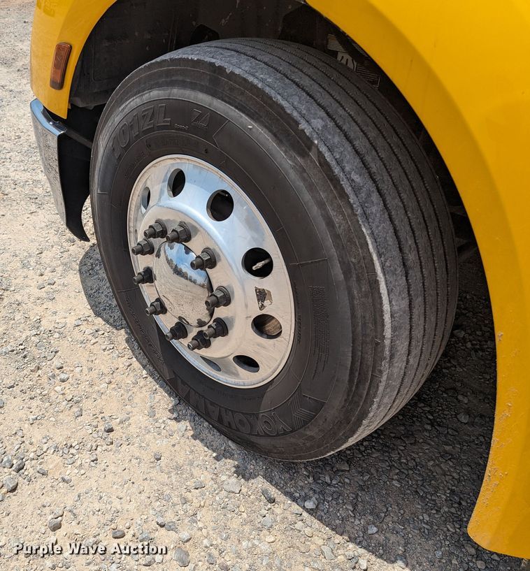 image for item MY9463 2019 Peterbilt 579  semi truck