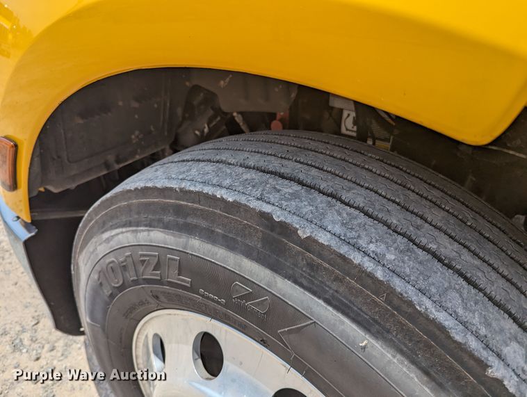 image for item MY9463 2019 Peterbilt 579  semi truck