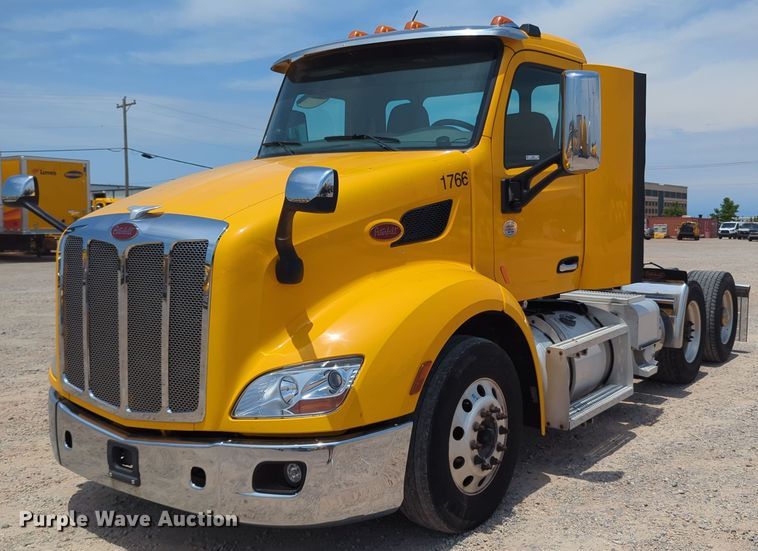 image for item MY9464 2017 Peterbilt 579  semi truck