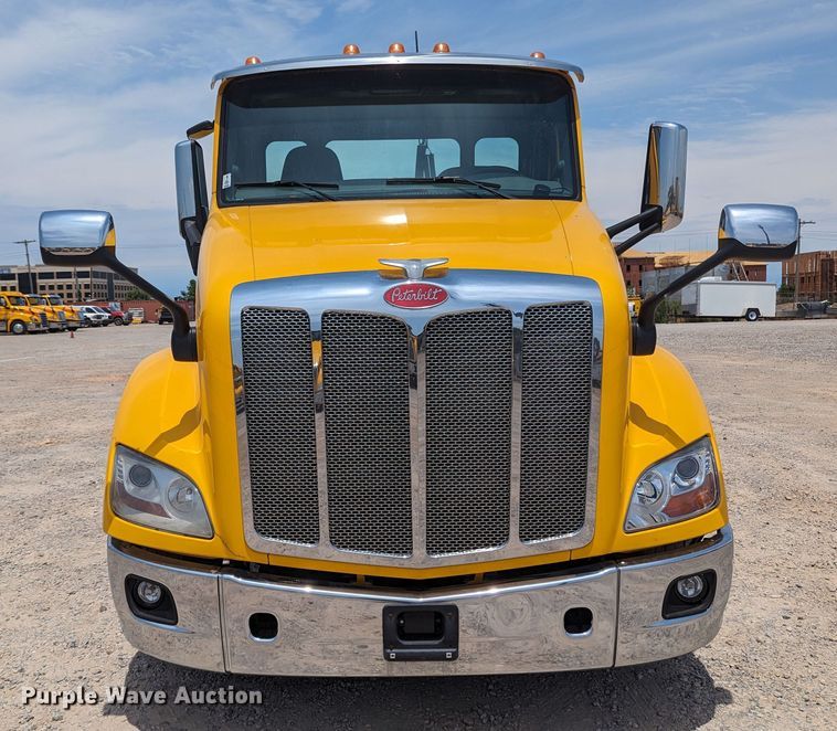 image for item MY9464 2017 Peterbilt 579  semi truck