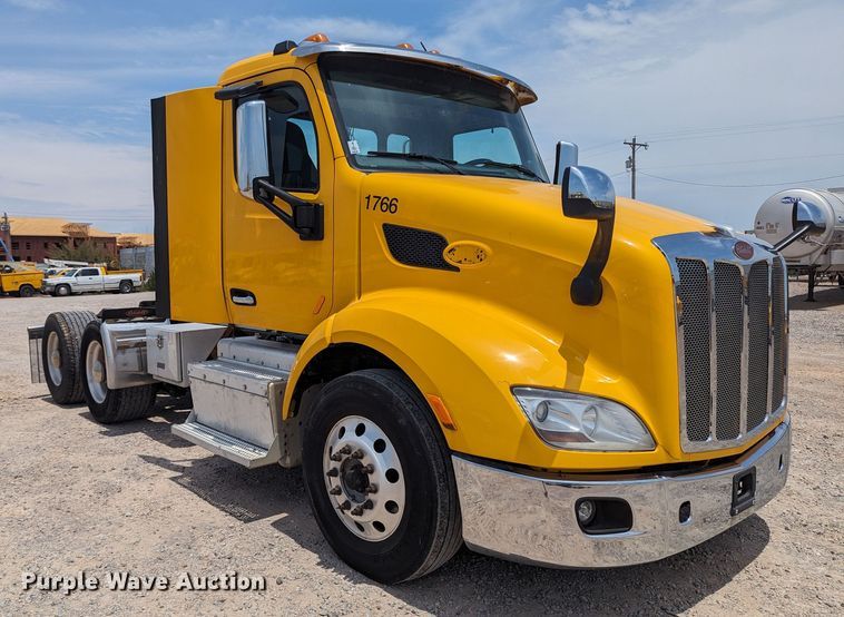 image for item MY9464 2017 Peterbilt 579  semi truck