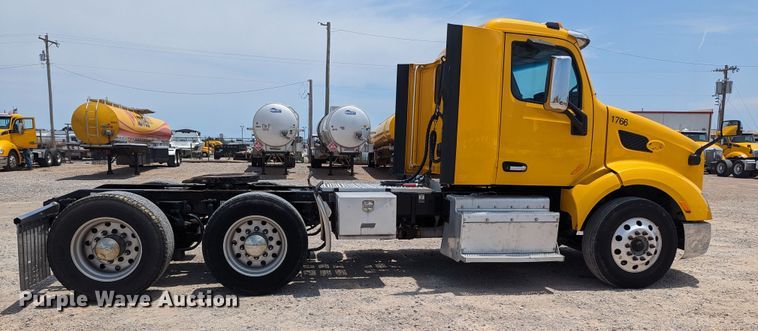 image for item MY9464 2017 Peterbilt 579  semi truck