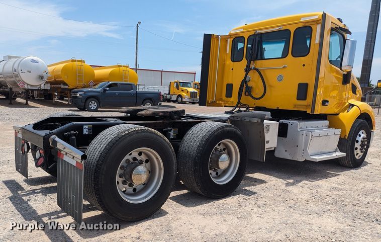 image for item MY9464 2017 Peterbilt 579  semi truck