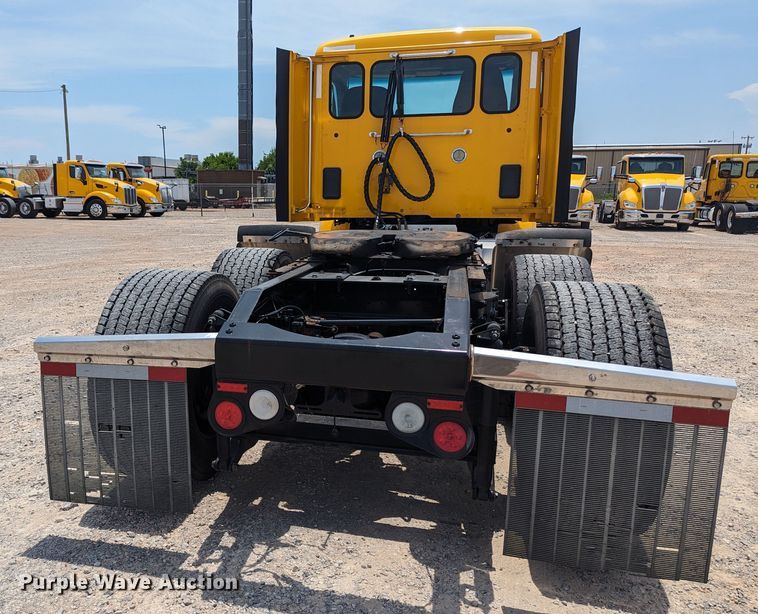 image for item MY9464 2017 Peterbilt 579  semi truck