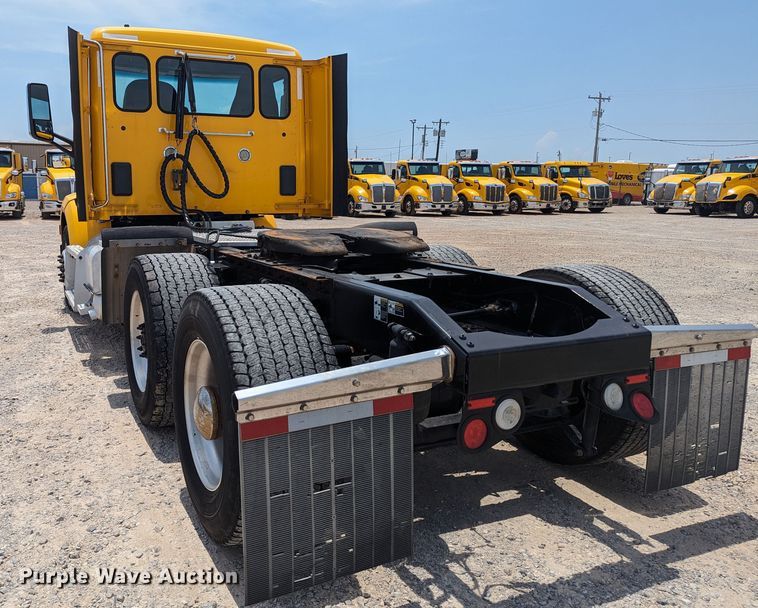 image for item MY9464 2017 Peterbilt 579  semi truck