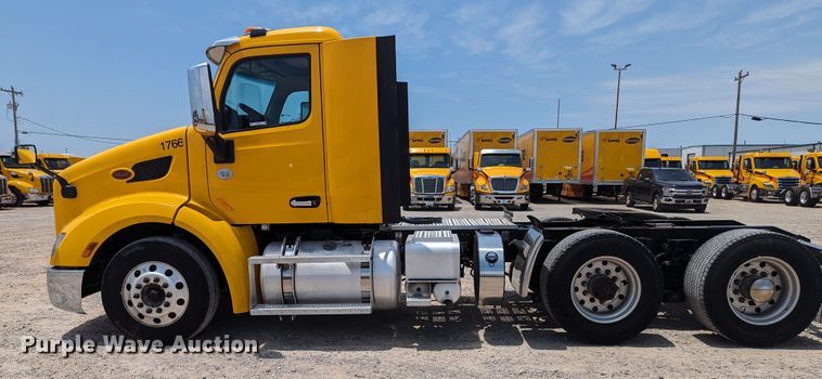 image for item MY9464 2017 Peterbilt 579  semi truck