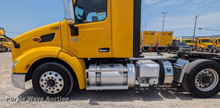 image for item MY9464 2017 Peterbilt 579  semi truck