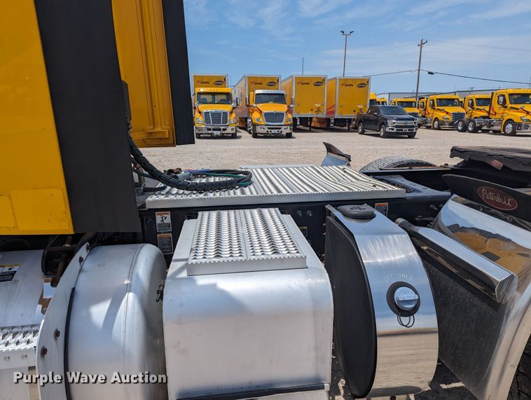 image for item MY9464 2017 Peterbilt 579  semi truck