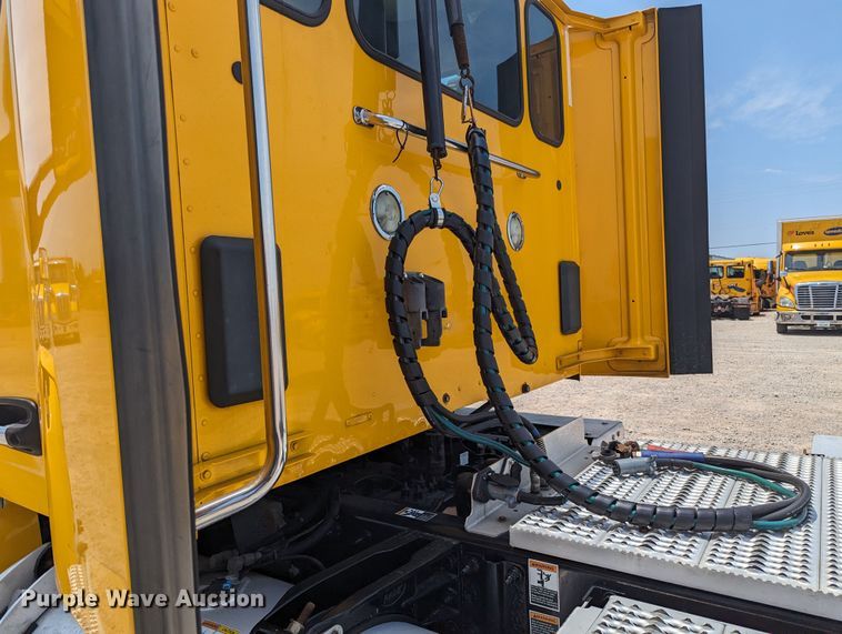 image for item MY9464 2017 Peterbilt 579  semi truck