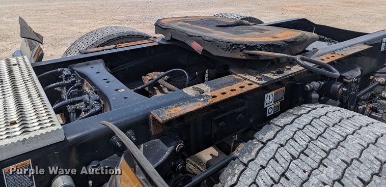 image for item MY9464 2017 Peterbilt 579  semi truck