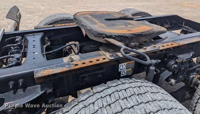 image for item MY9464 2017 Peterbilt 579  semi truck