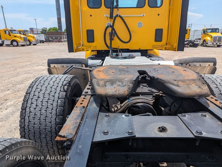 image for item MY9464 2017 Peterbilt 579  semi truck