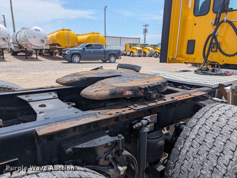 image for item MY9464 2017 Peterbilt 579  semi truck