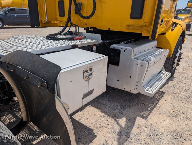 image for item MY9464 2017 Peterbilt 579  semi truck