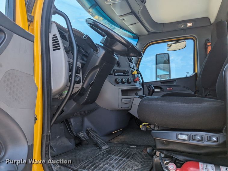 image for item MY9464 2017 Peterbilt 579  semi truck